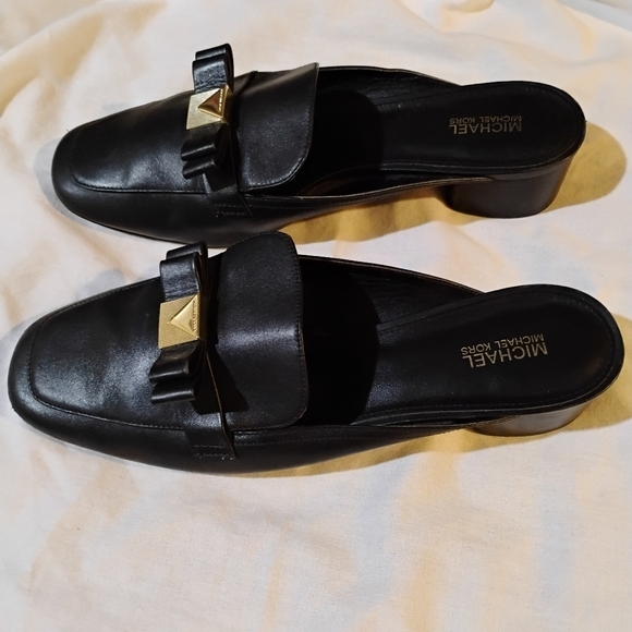 Michael Kors Size 8.5m Black Leather Flats with Gold Accent - Picture 13 of 16